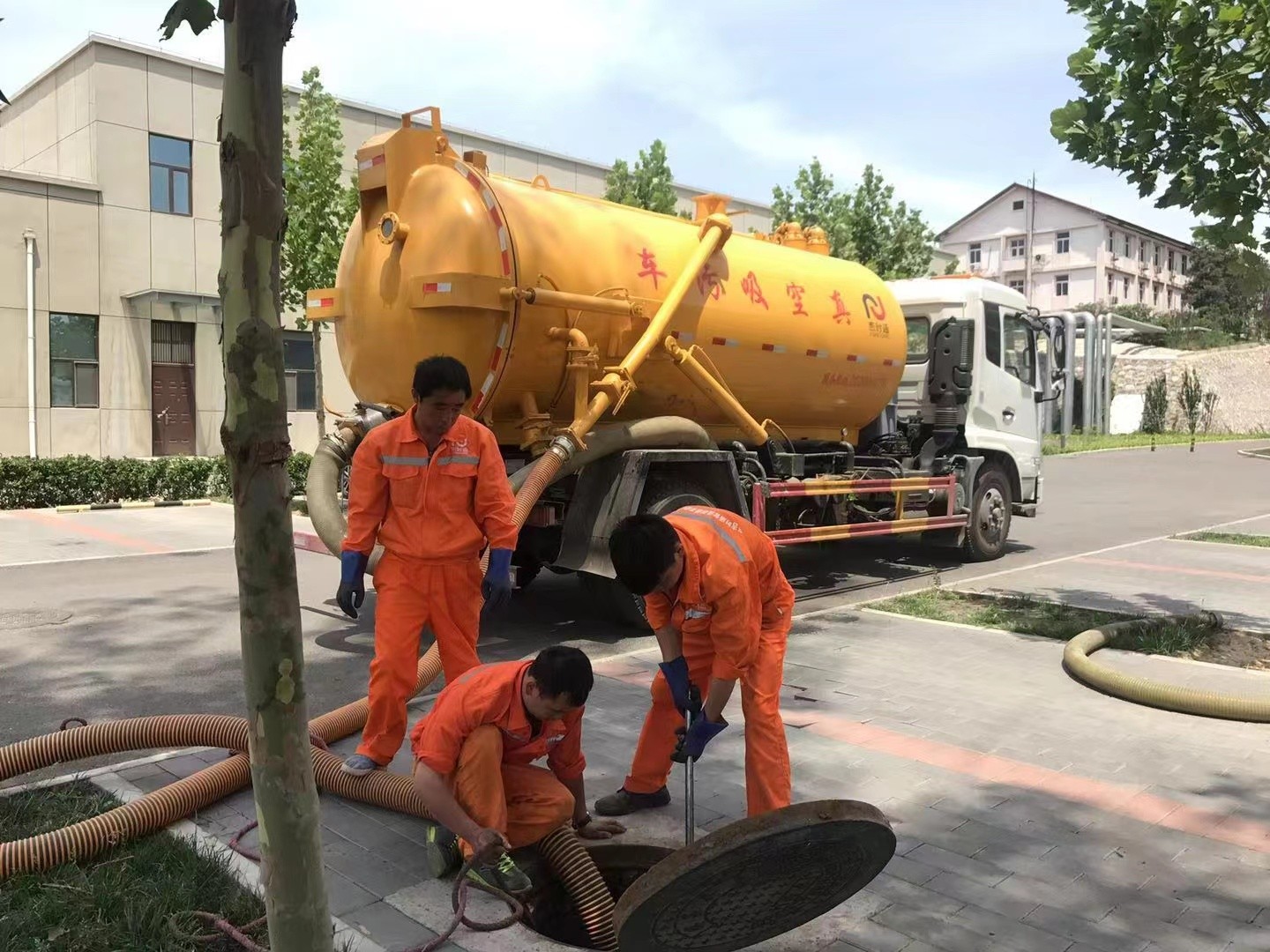 甘南管道疏通车停在窨井附近