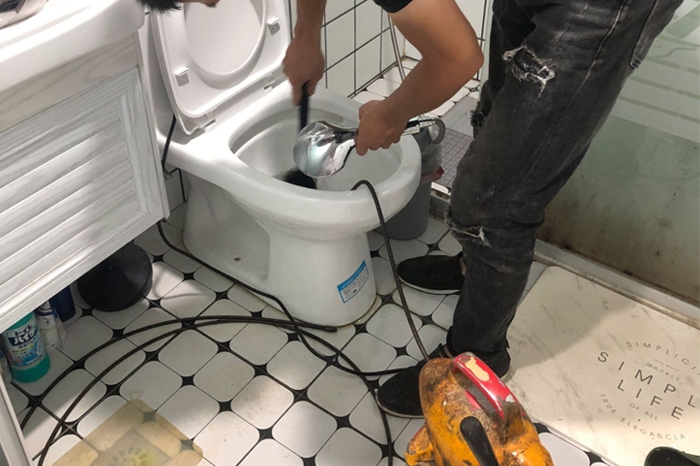 甘南马桶堵塞自己疏通还是找师傅?专业上门服务让你省时更省心